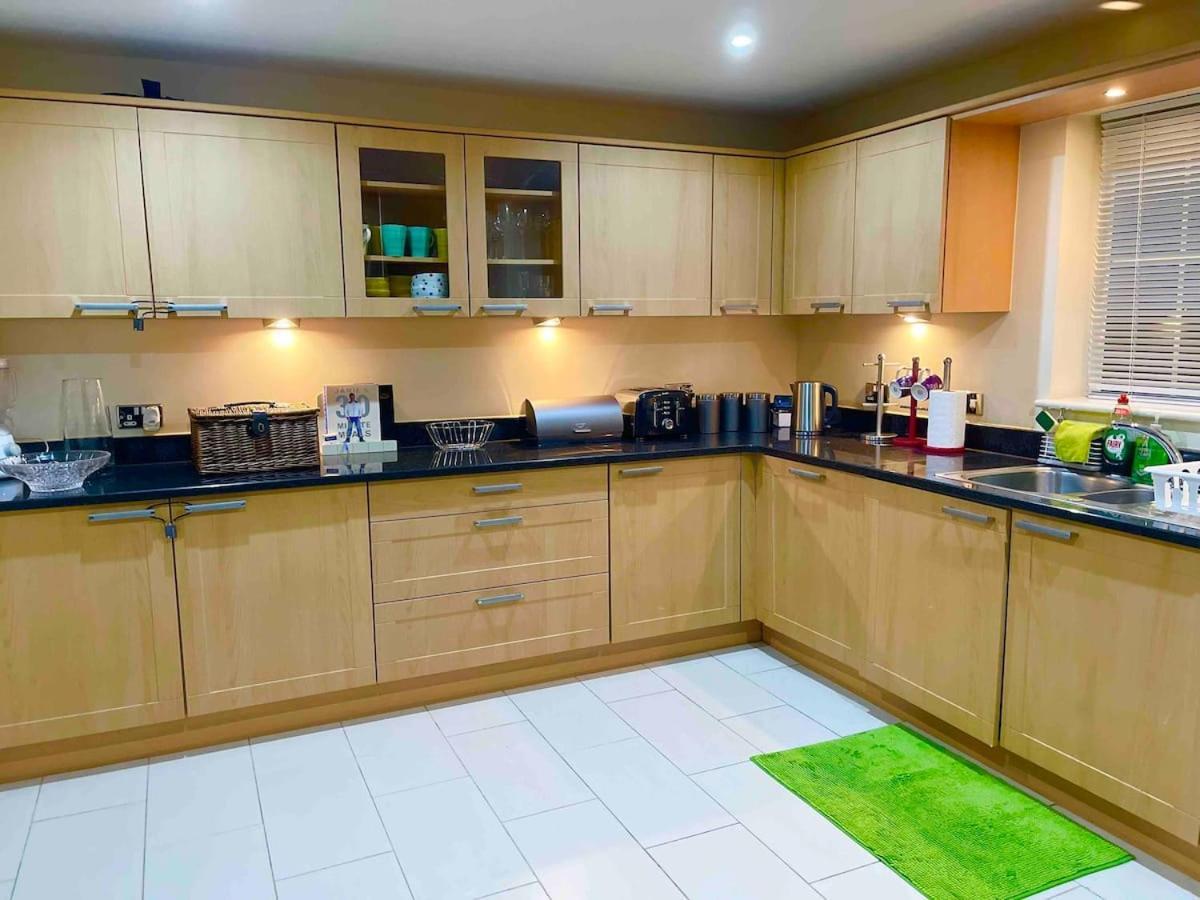 Luxurious Executive 4 Bedroom Whole Home | For 10 Hensol Extérieur photo