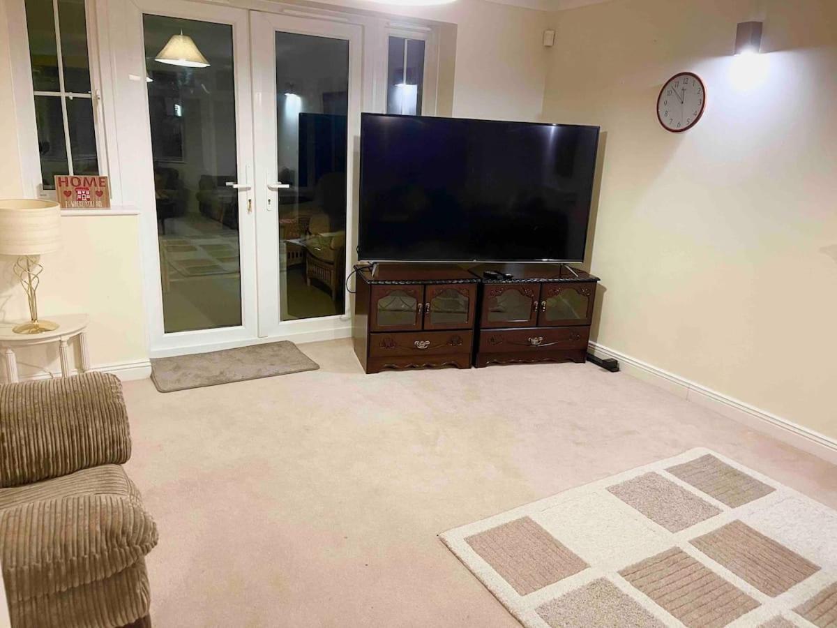 Luxurious Executive 4 Bedroom Whole Home | For 10 Hensol Extérieur photo