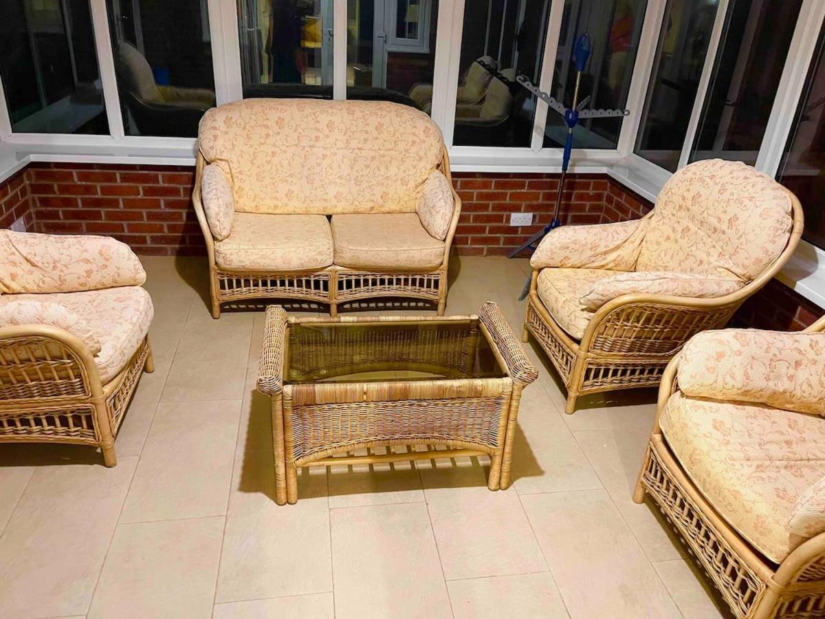 Luxurious Executive 4 Bedroom Whole Home | For 10 Hensol Extérieur photo