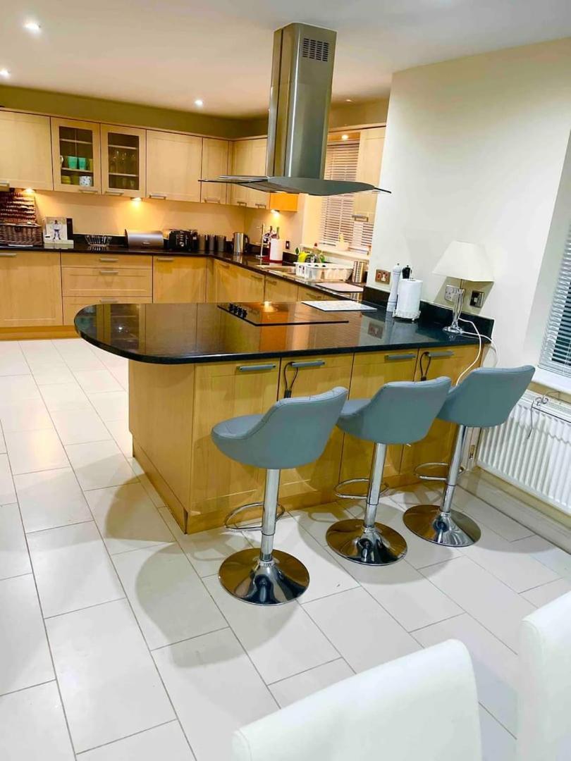 Luxurious Executive 4 Bedroom Whole Home | For 10 Hensol Extérieur photo