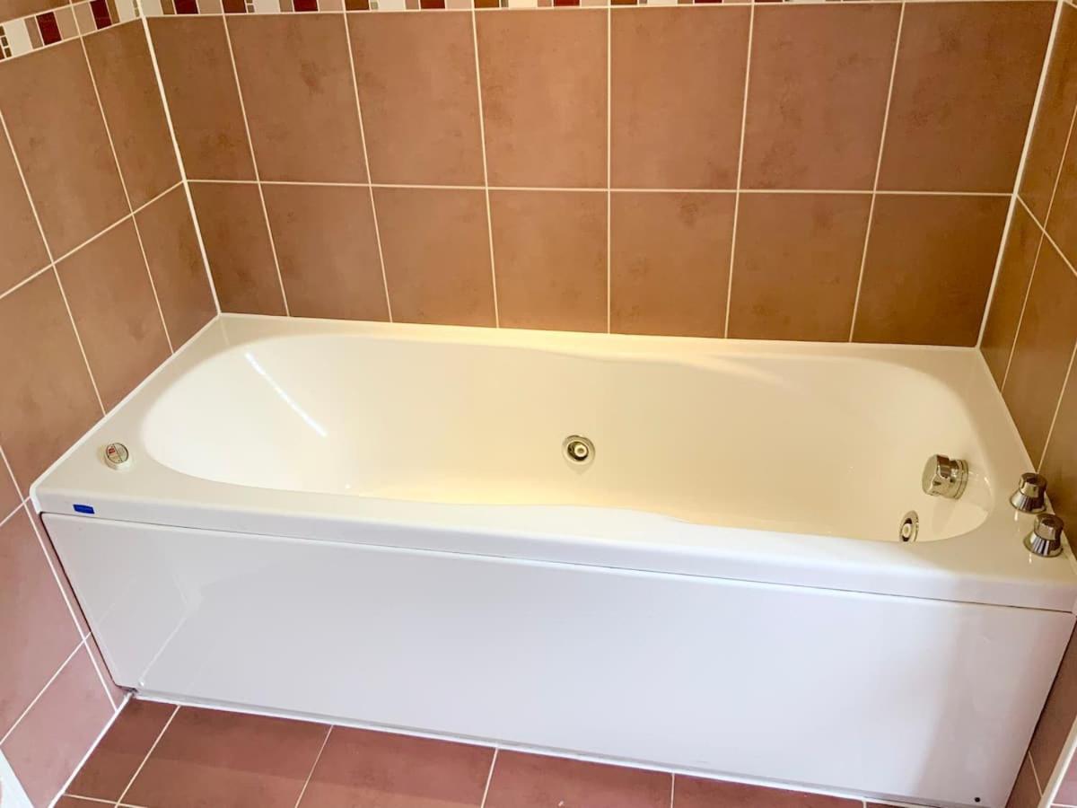 Luxurious Executive 4 Bedroom Whole Home | For 10 Hensol Extérieur photo