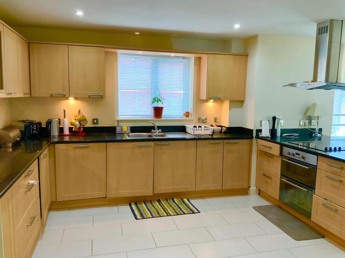 Luxurious Executive 4 Bedroom Whole Home | For 10 Hensol Extérieur photo